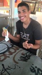 jeune à table
